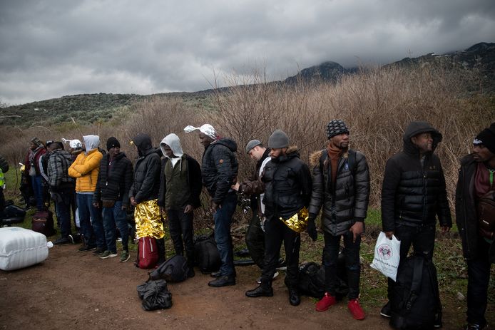 Migranten bij het dorp Skala Sikamias op het Griekse eiland Lesbos na hun oversteek van de Egeïsche Zee vanuit Turkije, vanmorgen.