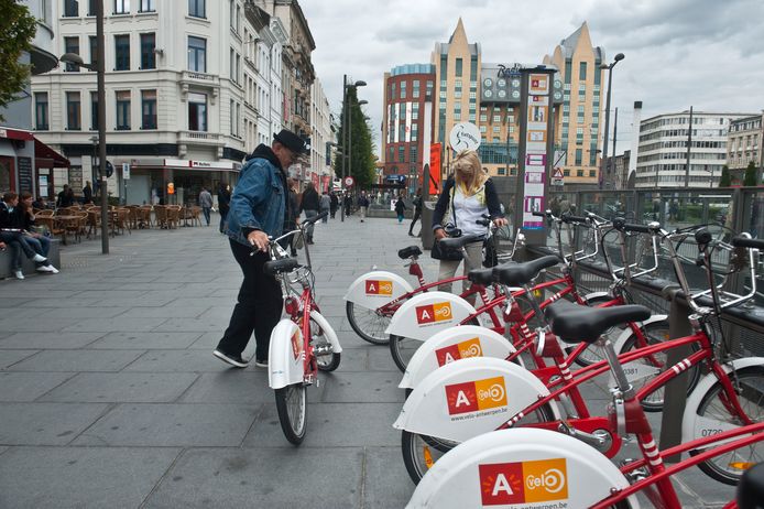 Voor 55 euro per maand heb je met Whim onbeperkt toegang tot de bussen en trams van De Lijn en de Antwerpse deelfietsen van Vélo (foto).