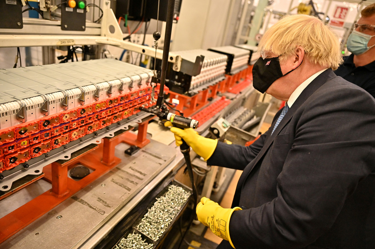 Premier Boris Johnson bezoekt de  Envision - batterijenafdeling in de Nissan-fabriek in Sunderland, op 1 juli 2021. 'Een cruciaal moment', noemde Johnson de beslissing van Nissan om in het VK (elektrische) auto's te blijven maken.   Beeld REUTERS