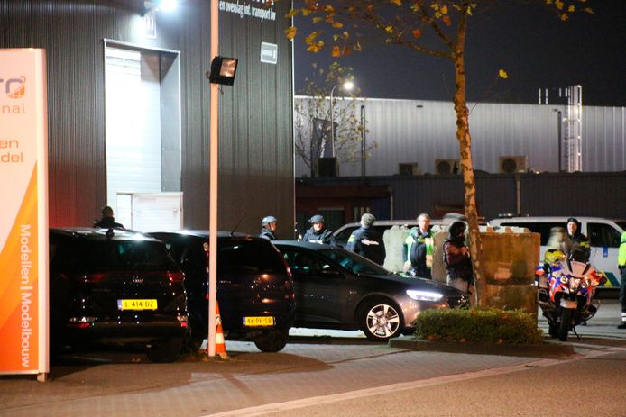 Veel politie bij Transportbedrijf leferink.