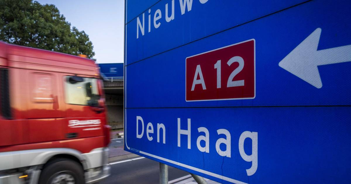Ongeluk op de A12 bij knooppunt Oudenrijn, twee rijstroken dicht.