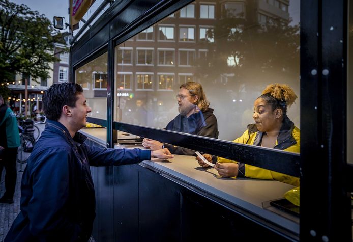 Tot voor kort konden bezoekers van de horeca op de Neude een polsbandje krijgen na het tonen van hun QR-code in de CoronaCheck-app