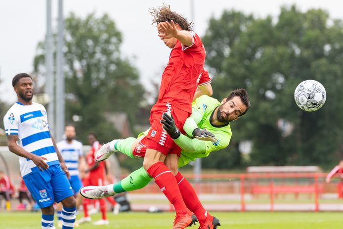Het meest besproken moment tijdens de oefenwedstrijd tussen FC Twente en PEC Zwolle. Doelman Kostas Lamprou torpedeert Giovanni Troupée en raakt de bal niet. De goalie komt er zonder straf vanaf.