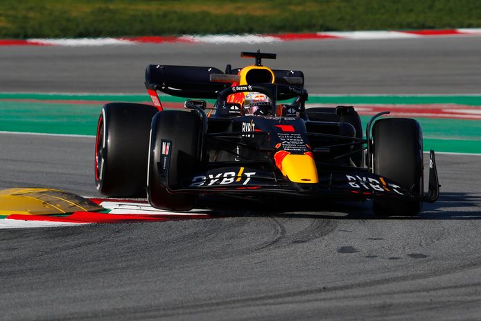 Max Verstappen in actie tijdens de eerste testdag.