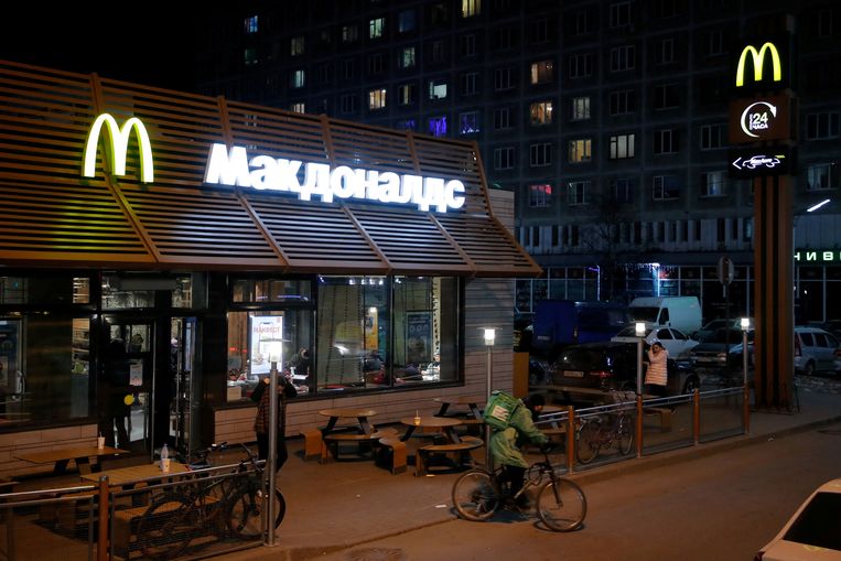 Een McDonald's in Sint-Petersburg. De keten zoekt een lokale koper. Die zal de bekende gele bogen wel moeten verwijderen. Beeld REUTERS