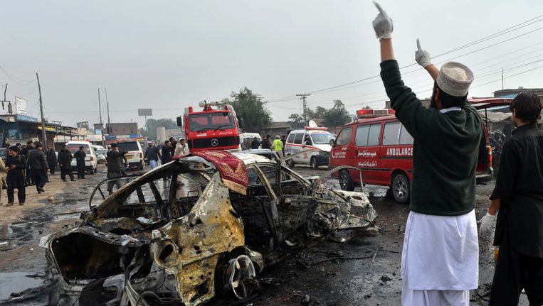 Veel auto's raakten beschadigd bij de bomaanslag. Beeld AFP