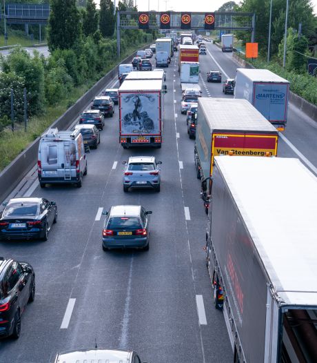 Lange files op zowat alle snelwegen naar Antwerpen: “Mooi weer zorgt voor veel volk op de baan”