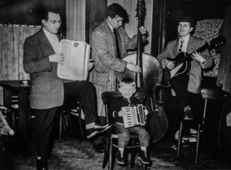 ‘Vals zingen vind ik niet zo erg. Zelfs Dylan zingt soms vals. Om van Urbanus nog te zwijgen. Zégging hebben: daar komt het veel meer op aan’ Beeld 