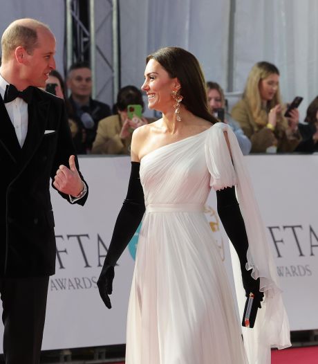 Épaule dénudée et gants noirs: Kate Middleton illumine le tapis rouge des Bafta