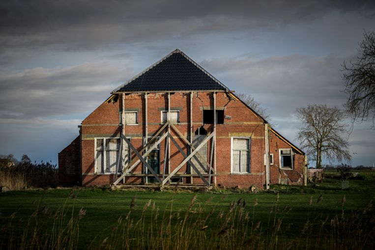 Een door de gaswinning zwaarbeschadigde boerderij in het Groningse Winsum. Beeld Kees van de Veen / HH