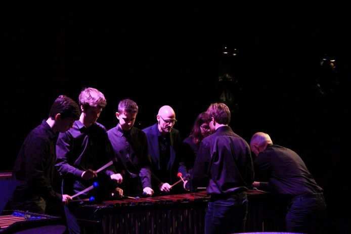 Leden van Slagwergroep Excelsior musiceren samen op een marimba