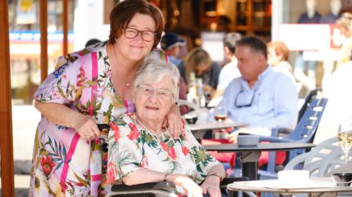 Geraakt door corona, deel 3. Myriam (57) haalde haar mama (90) uit het rusthuis: Ineens moet je moederen over je moeder”