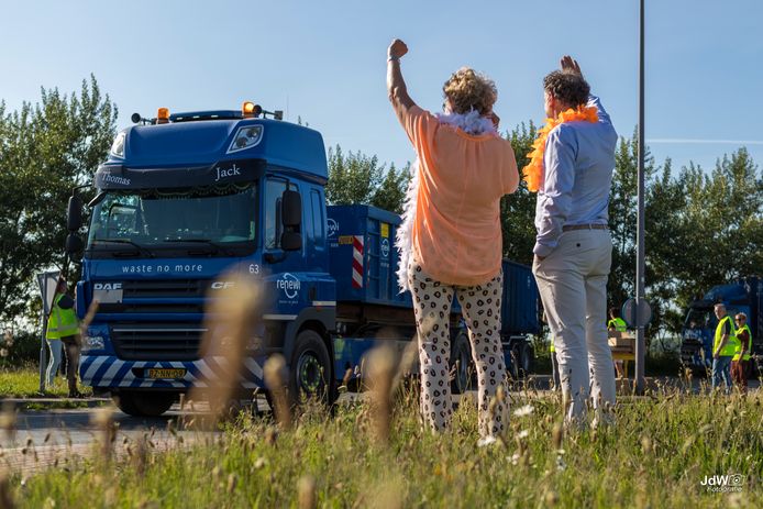 Aad 's-Gravemade zwaait naar zijn collega's van Renewi.