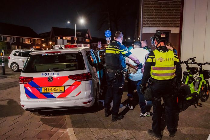 Een man veroorzaakte overlast in een flat aan de Leenderweg in Eindhoven. Daarbij vertoonde de man verward gedrag.
