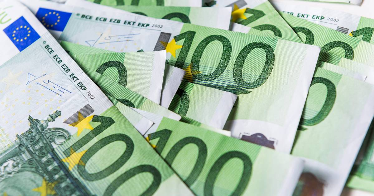 Meisje gooit geld uit papas auto en veroorzaakt reeks ongelukken.