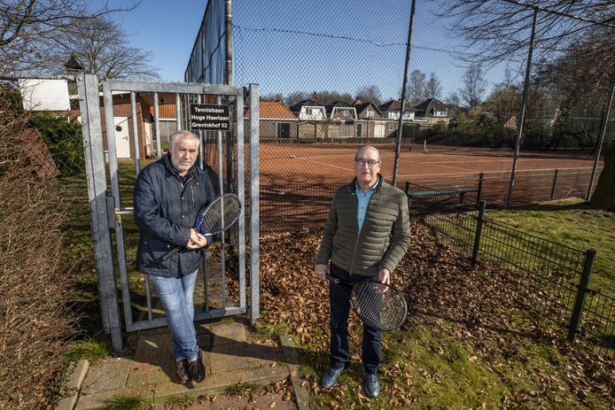 Met de overige leden van De Meppers kunnen Marcel Willemsen (links) en Rien ter Ellen voorlopig gebruik blijven maken van de twee tennisbanen aan de Hoge Haerlaan.