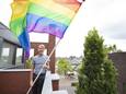 Freerk Jager, voorzitter van COC Twente-Achterhoek, hijst de regenboogvlag uit protest tegen de anti-homowetgeving in Hongarije, waar Nederland zondag de achtste finale speelt.