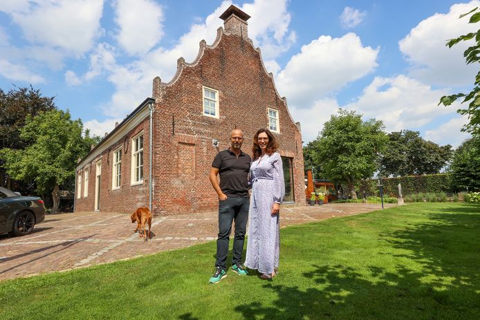 Michaël en Diana Smeeman voor het Trapjeshuis in Veldhoven.
