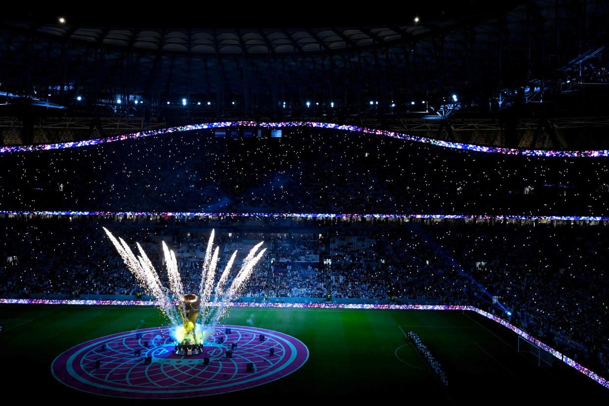 Vuurwerk voor de aftrap in het Lusail-stadion in Doha. 