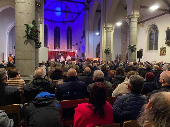 Eerste middernachtmis in 50 jaar is groot succes