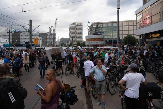 Zo'n vijfduizend mensen gingen vanmiddag in Berlijn de straat op om te protesteren tegen het Duitse coronabeleid.