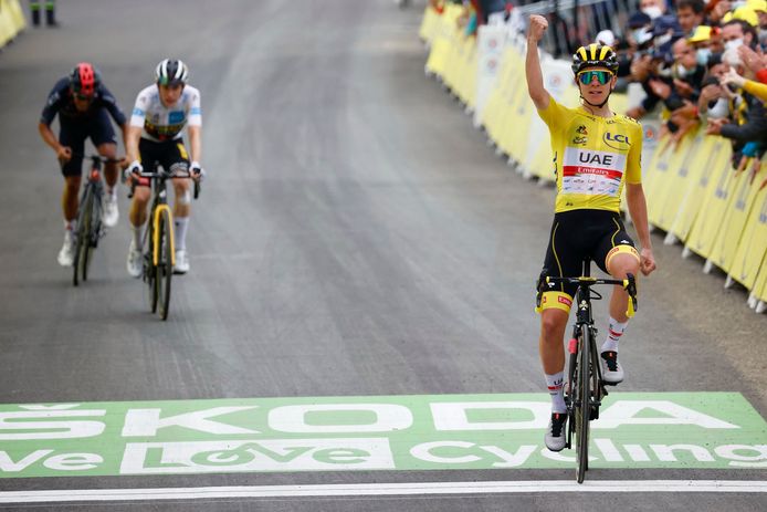 Tadej Pogacar (r) wint de achttiende etappe.