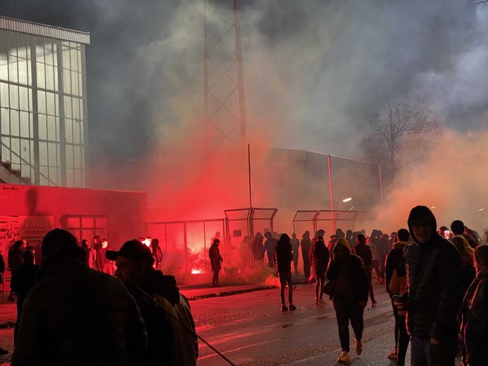 Supporters rondom het station van SC Cambuur in Leeuwarden.