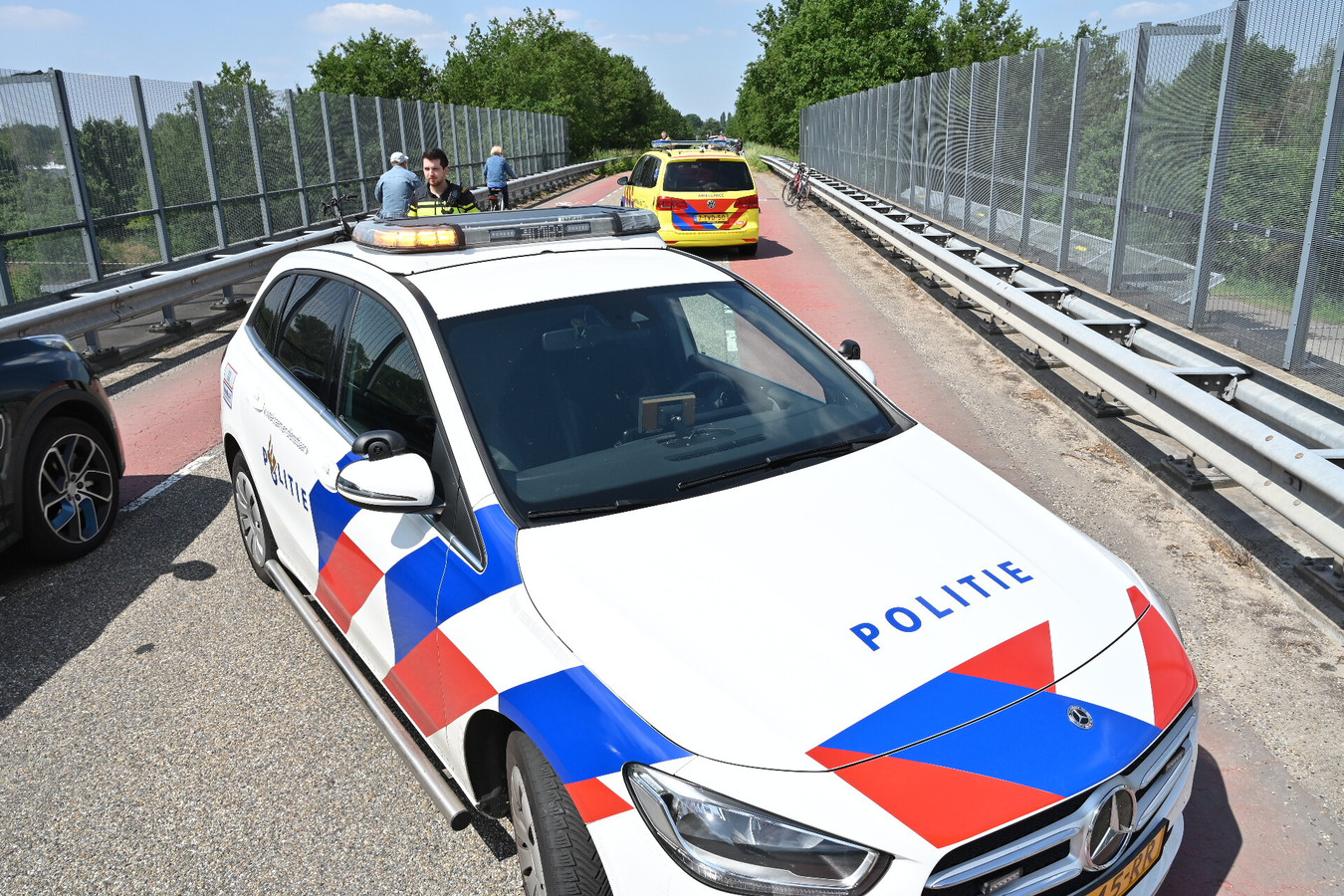 De wielrenner raakte bij de botsing in de Hazeldonksestraat in Rijsbergen gewond en is naar het ziekenhuis gebracht.