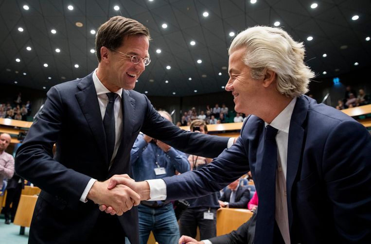 Premier Mark Rutte en PVV-fractievoorzitter Geert Wilders schudden elkaar de hand in de plenaire zaal tijdens de Algemene Politieke Beschouwingen in september. Beeld anp