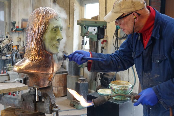 Kunstenaar Anton ter Braak patineert het bronzen borstbeeld dat hij van Willem Sluiter maakt