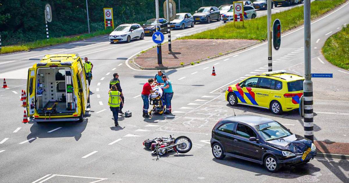Motorrijder na botsing in Harderwijk gewond afgevoerd naar St Jansdal ziekenhuis.