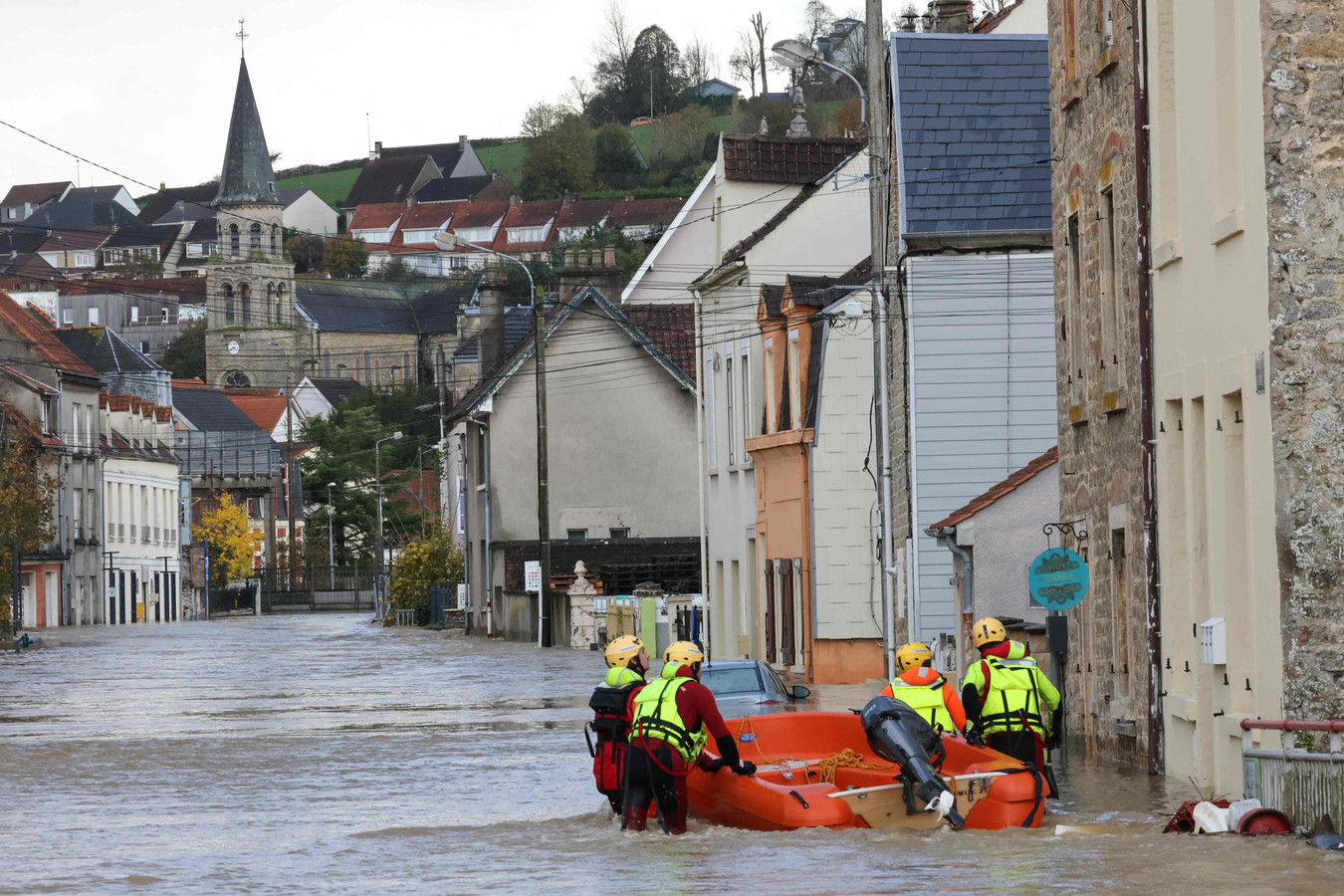 Meerdere gewonden bij overstromingen in Noord-Frankrijk na zware regens ...