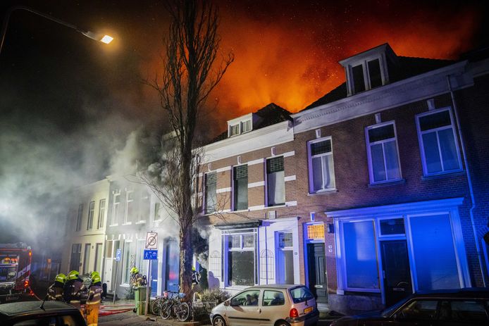 De brand woedde aan de achterkant van meerdere woningen aan De Wiltstraat in Arnhem, in de buurt St. Marten.