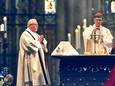 Aartsbisschop en kardinaal Rainer Woelki (r) tijdens een mis in de Dom van Keulen.