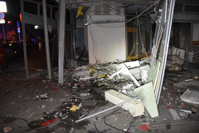 De volledig verwoeste geldautomatenruimte na de plofkraak in Aken, gistermorgen.