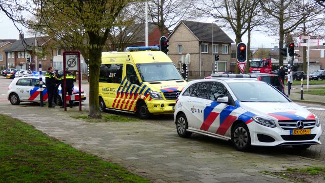 Fietsster raakt gewond bij aanrijding met auto in Oss, politie verleent eerste hulp