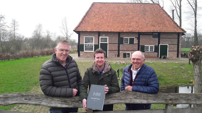 Drie van de vier mannen achter het jubileumboek van St. Gregorius (vlnr): Tonnie Homan, Bart Monnink en Herman Schabbink. Tonnie Monnink overleed voordat het boek gereed was.