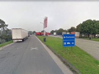 Francken waarschuwt voor "veldslag op snelwegparkings" nadat politie door veertig migranten wordt aangevallen langs E40