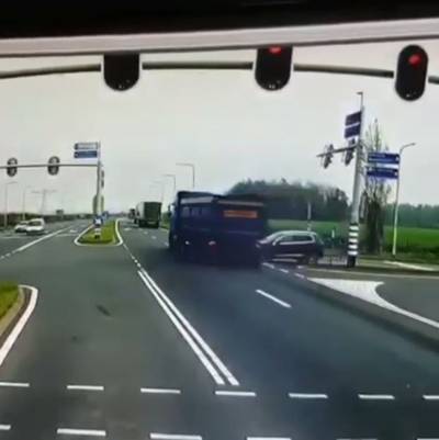 Vrachtwagen zeilt door rood en raakt auto