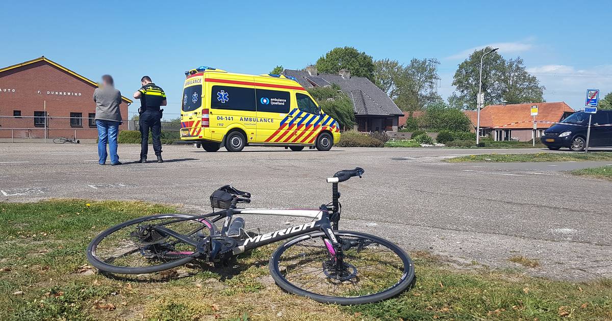 Wielrenner gewond door botsing met auto in Witharen.