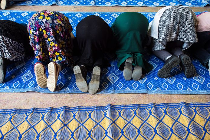 Scholieren in gebed op de Tilburgse Aboe-El Chayr-school: één van de vier scholen van de Stichting Islamitisch Primair Onderwijs (SIPO).