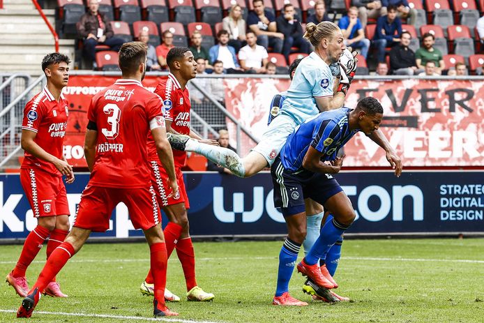 Lars Unnerstall heerst in het strafschopgebied van FC Twente.