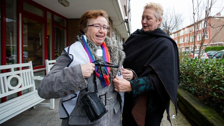 Corrie van Brenk (R), nummer 4 op de kieslijst van 50Plus, bij zorginstelling WZH in Den Haag. Beeld anp