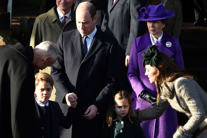 Prins William en Kate met Charlotte en George en prinses Anne op de achtergrond.