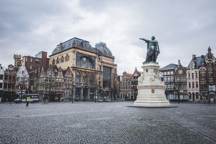Als de coronacijfers de verkeerde kant blijven uitgaan, behoort een nieuwe lockdown tot de mogelijkheden. Hier: de Vrijdagmarkt in Gent in maart vorig jaar.