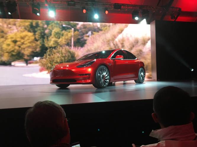 Honderden werknemers aan de deur gezet bij Tesla na productieproblemen Model 3