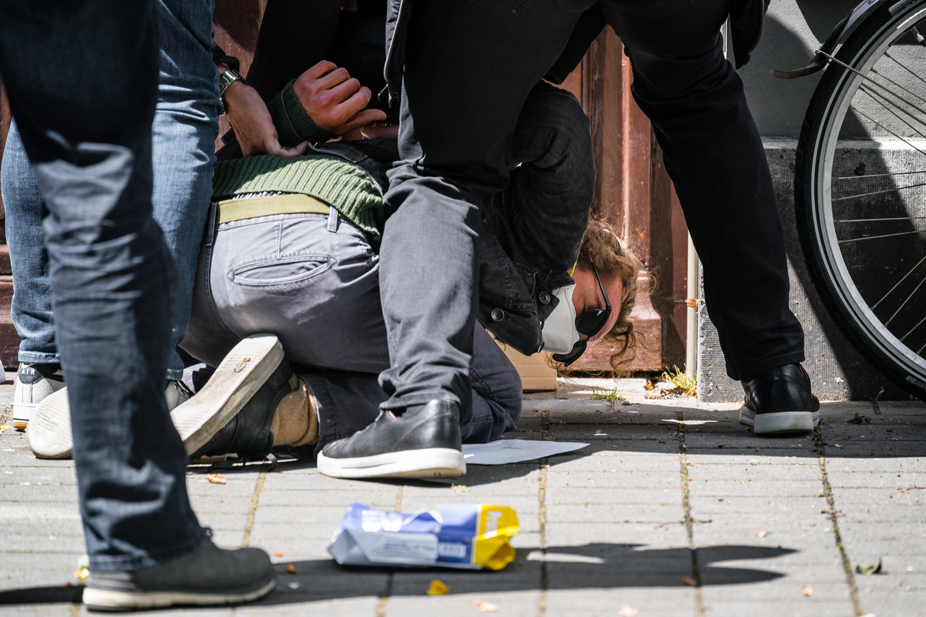 Demonstrant Jasper van den Elshout wordt hardhandig aangepakt door FvD-beveiligers in Den Bosch.