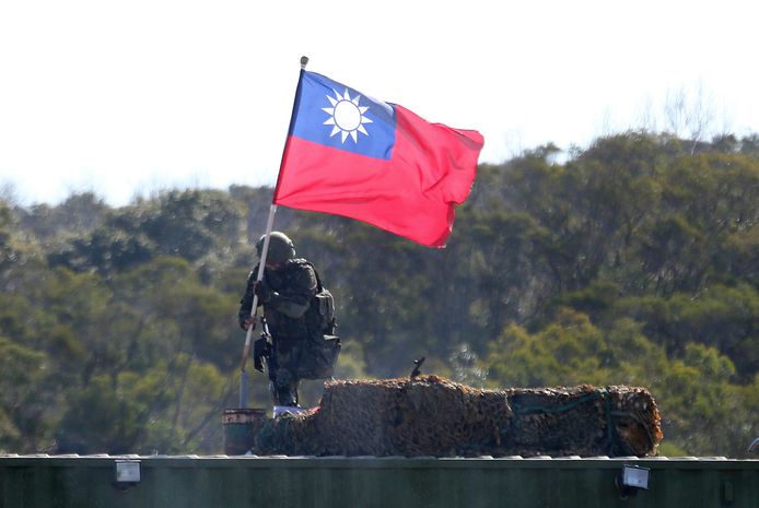 Un soldat plante le drapeau de Taïwan