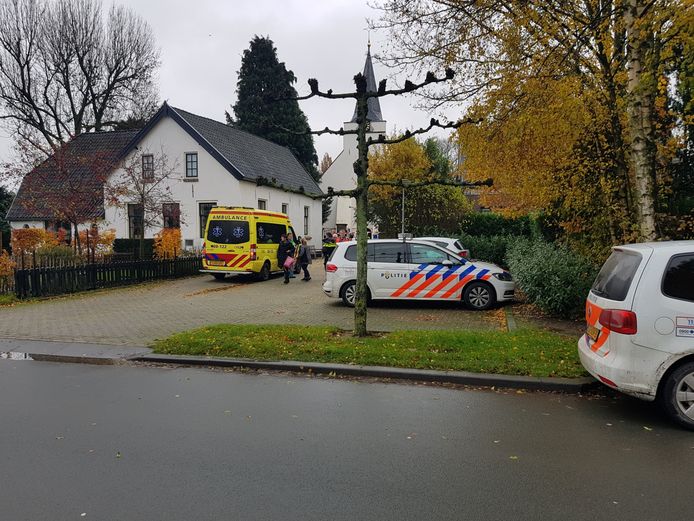 Politie aan de Dorpsstraat in Rhenoy na de mishandeling.