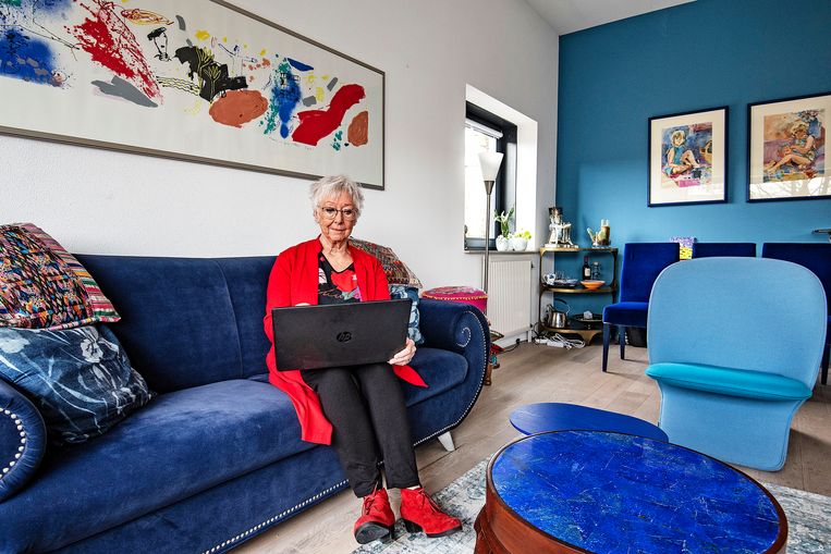 Elga Klein houdt contact met ouderen via internet.  Beeld Guus Dubbelman / de Volkskrant